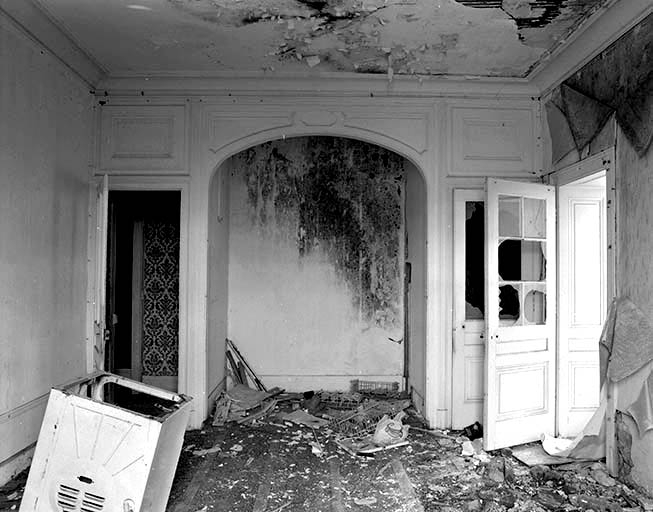 Boiserie au rez-de-chaussée du logement d'ouvriers (19). © Yves Sancey / Région Bourgogne-Franche-Comté, Inventaire du patrimoine - 1993