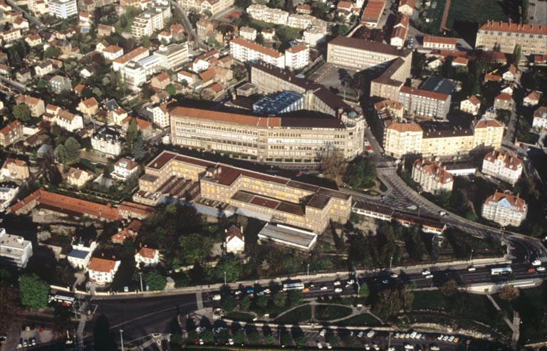 [Vue aérienne de l'école et du quartier, depuis l'est], 1993. © Jean-Pierre Bévalot / Région Bourgogne-Franche-Comté, Inventaire du patrimoine - 1993