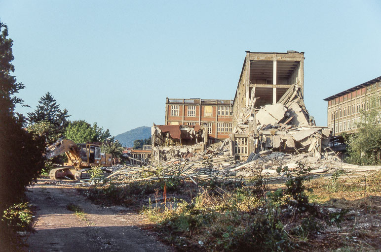 Destruction de l'usine, 18 août 1993 au matin : vue d'ensemble depuis le nord-est. © Laurent Poupard / Région Bourgogne-Franche-Comté, Inventaire du patrimoine - 1993