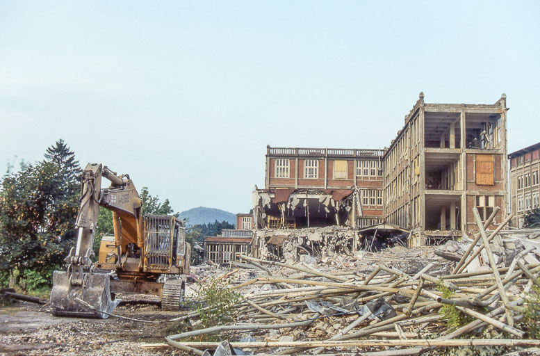 Destruction de l'usine, 19 août 1993 au matin : pelle mécanique et ateliers depuis le nord-est. © Laurent Poupard / Région Bourgogne-Franche-Comté, Inventaire du patrimoine - 1993