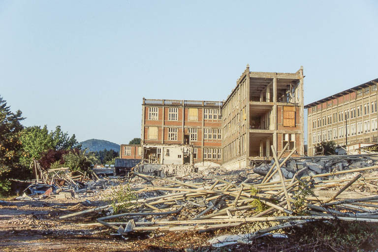 Destruction de l'usine, 20 août 1993 au matin : ateliers depuis le nord-est. © Laurent Poupard / Région Bourgogne-Franche-Comté, Inventaire du patrimoine - 1993