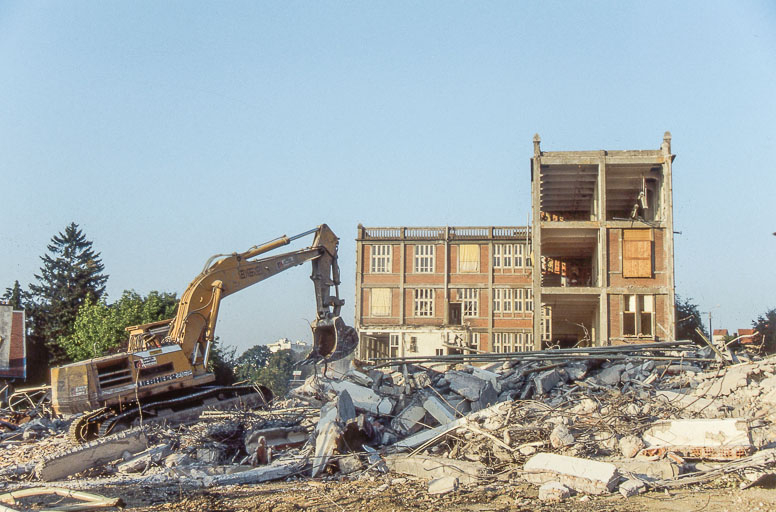 Destruction de l'usine, 20 août 1993 au matin : pelle mécanique et ateliers depuis le nord-est. © Laurent Poupard / Région Bourgogne-Franche-Comté, Inventaire du patrimoine - 1993