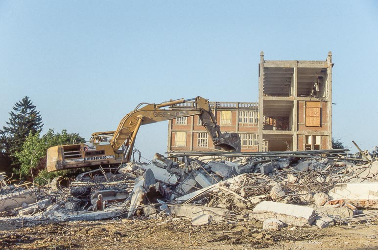 Destruction de l'usine, 20 août 1993 au matin : pelle mécanique et ateliers depuis le nord-est. © Laurent Poupard / Région Bourgogne-Franche-Comté, Inventaire du patrimoine - 1993