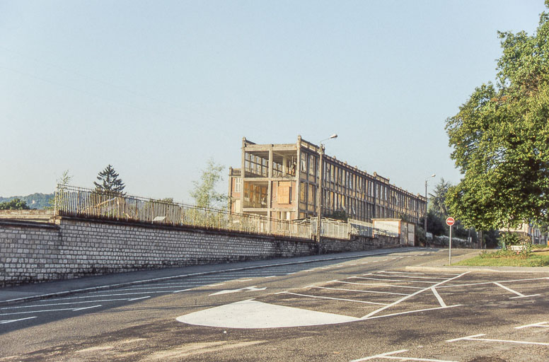 Destruction de l'usine, 20 août 1993 au matin : façade sur l'avenue Villarceau depuis le nord. © Laurent Poupard / Région Bourgogne-Franche-Comté, Inventaire du patrimoine - 1993