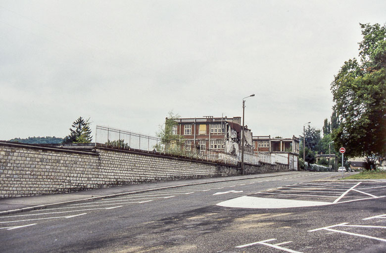 Destruction de l'usine, 22 août 1993 : façade sur l'avenue Villarceau depuis le nord. © Laurent Poupard / Région Bourgogne-Franche-Comté, Inventaire du patrimoine - 1993