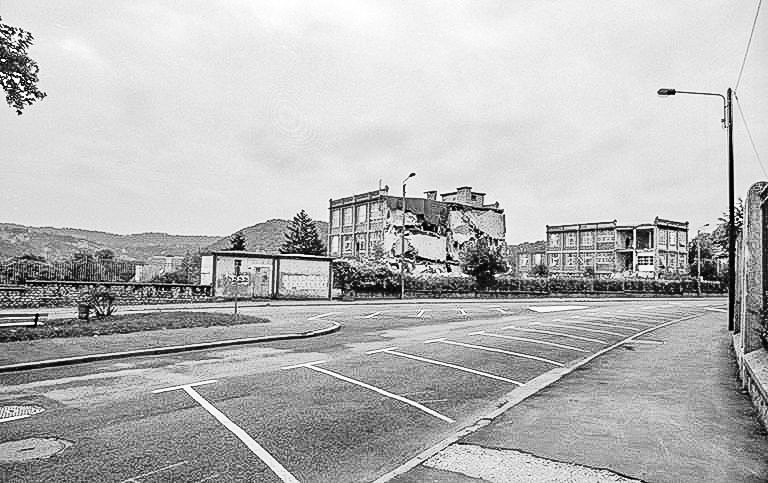 Destruction de l'usine, 22 août 1993 : ateliers (6a, 2a, 2c) vus depuis le nord. © Laurent Poupard / Région Bourgogne-Franche-Comté, Inventaire du patrimoine - 1993