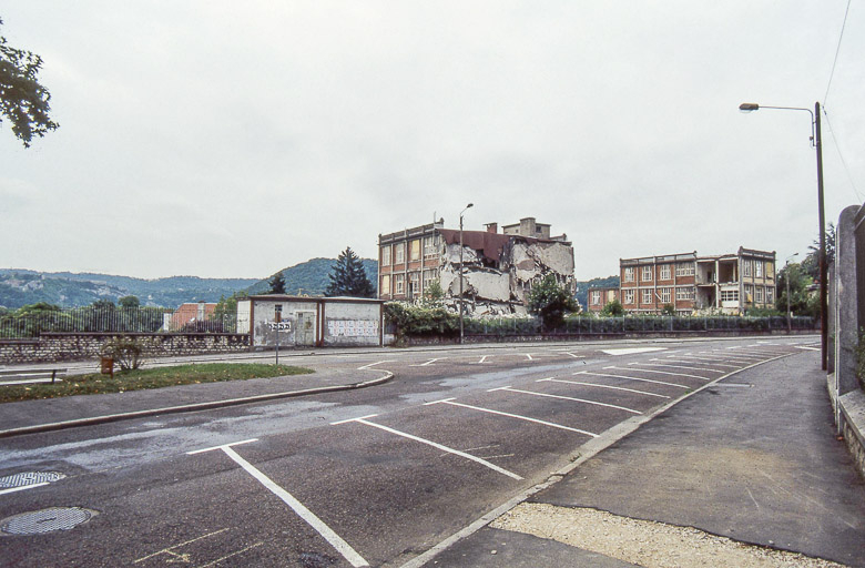 Destruction de l'usine, 22 août 1993 : ateliers (6a, 2a, 2c) vus depuis le nord. © Laurent Poupard / Région Bourgogne-Franche-Comté, Inventaire du patrimoine - 1993