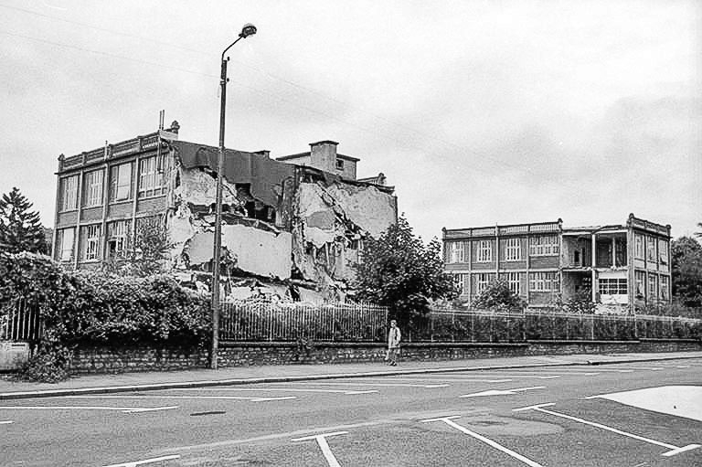 Destruction de l'usine, 22 août 1993 : ateliers (6a, 2a, 2c) vus depuis le nord. © Laurent Poupard / Région Bourgogne-Franche-Comté, Inventaire du patrimoine - 1993