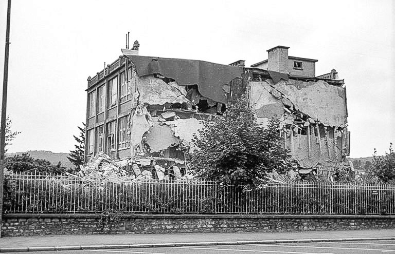 Destruction de l'usine, 22 août 1993 : ateliers (6a, 2a) vus depuis le nord. © Laurent Poupard / Région Bourgogne-Franche-Comté, Inventaire du patrimoine - 1993