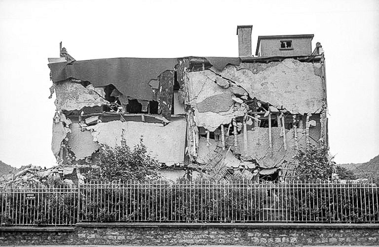 Destruction de l'usine, 22 août 1993 : ateliers (6a, 2a) vus depuis le nord-ouest. © Laurent Poupard / Région Bourgogne-Franche-Comté, Inventaire du patrimoine - 1993
