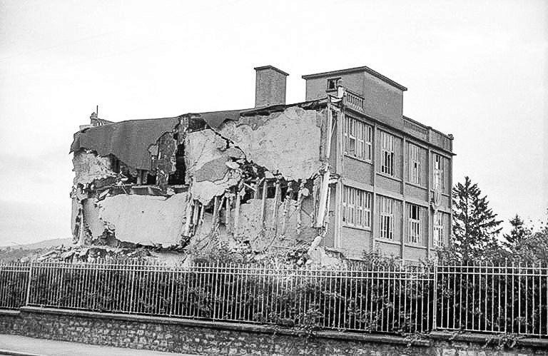 Destruction de l'usine, 22 août 1993 : ateliers (6a, 2a) vus depuis l'ouest. © Laurent Poupard / Région Bourgogne-Franche-Comté, Inventaire du patrimoine - 1993