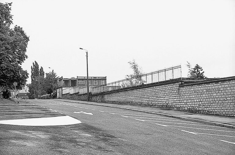 Destruction de l'usine, 23 août 1993 : façade sur l'avenue Villarceau depuis le nord. © Laurent Poupard / Région Bourgogne-Franche-Comté, Inventaire du patrimoine - 1993