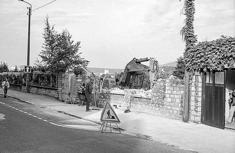 Destruction de l'usine, 24 août 1993 au soir : pelle mécanique et ouvrier. © Laurent Poupard / Région Bourgogne-Franche-Comté, Inventaire du patrimoine - 1993