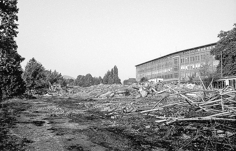 Destruction de l'usine, 25 août 1993 à midi : vue d'ensemble depuis le nord-est. © Laurent Poupard / Région Bourgogne-Franche-Comté, Inventaire du patrimoine - 1993