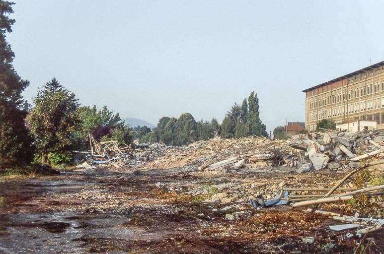 Destruction de l'usine, 25 août 1993 à midi : vue d'ensemble depuis le nord-est. © Laurent Poupard / Région Bourgogne-Franche-Comté, Inventaire du patrimoine - 1993