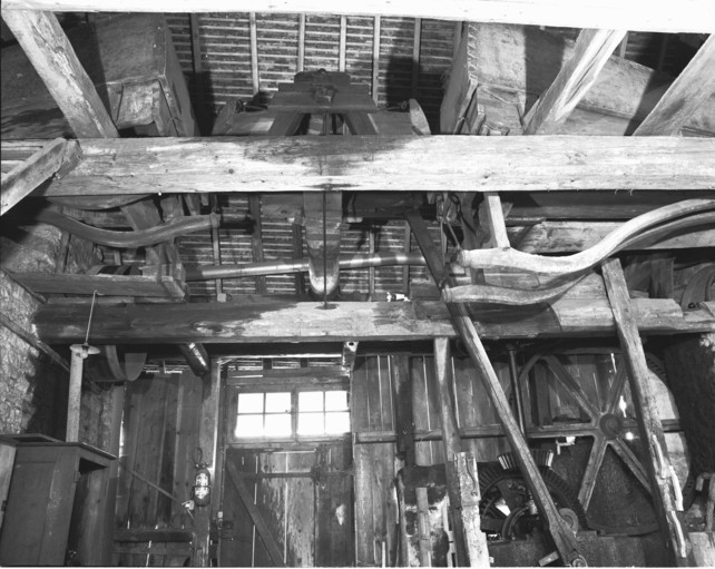 Vue des installations face à la porte d'entrée du local de soufflerie. © Yves Sancey / Région Bourgogne-Franche-Comté, Inventaire du patrimoine - 1993