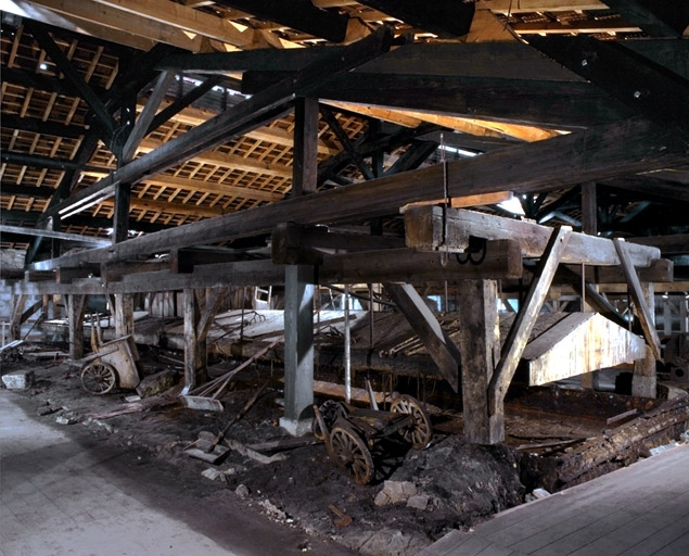 Poêle vue de trois quarts. © Yves Sancey / Région Bourgogne-Franche-Comté, Inventaire du patrimoine - 1993 Poêle vue de trois quarts. © Yves Sancey / Région Bourgogne-Franche-Comté, Inventaire du patrimoine - 1993