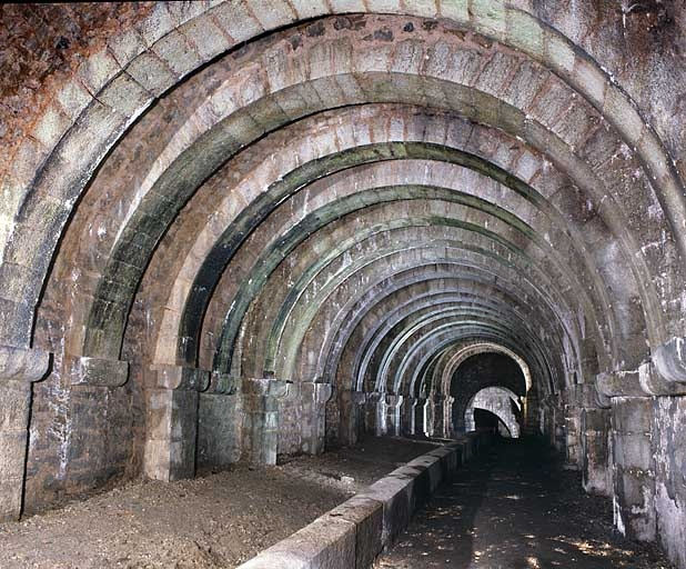 Galerie souterraine voûtée. © Yves Sancey / Région Bourgogne-Franche-Comté, Inventaire du patrimoine - 1993 Galerie souterraine voûtée. © Yves Sancey / Région Bourgogne-Franche-Comté, Inventaire du patrimoine - 1993