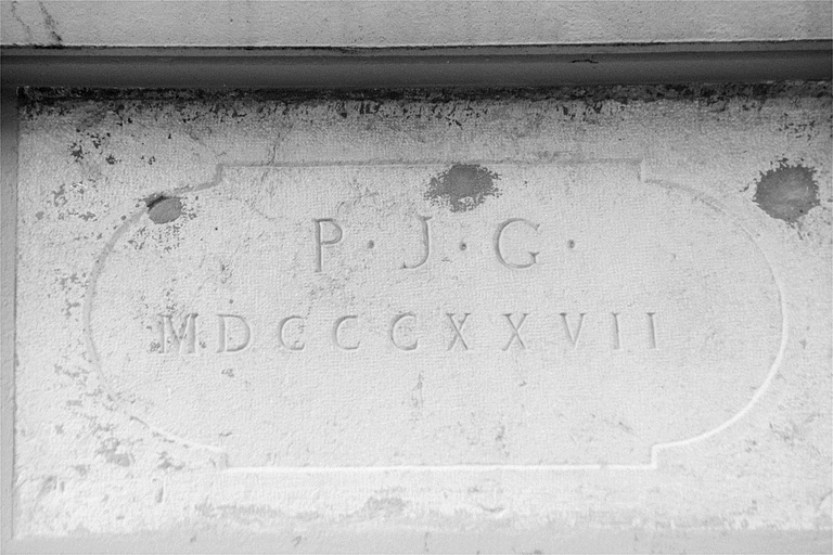 Usine (B) : pierre datée en remploi. © Laurent Poupard / Région Bourgogne-Franche-Comté, Inventaire du patrimoine - 1993