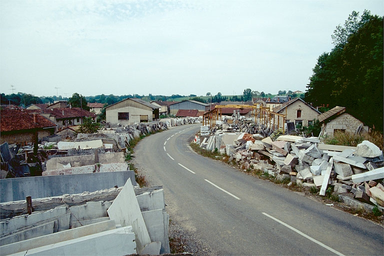 Vue d'ensemble depuis la route, à l'est. © Yves Sancey / Région Bourgogne-Franche-Comté, Inventaire du patrimoine - 1993