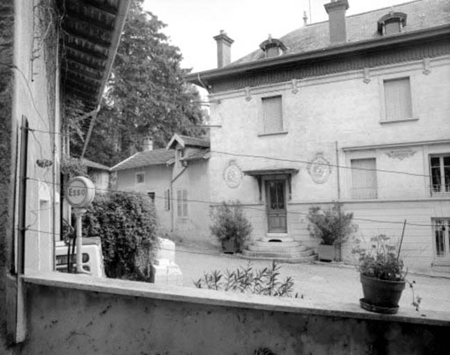 Logement (D) et façade latérale gauche du bureau. © Yves Sancey / Région Bourgogne-Franche-Comté, Inventaire du patrimoine - 1993