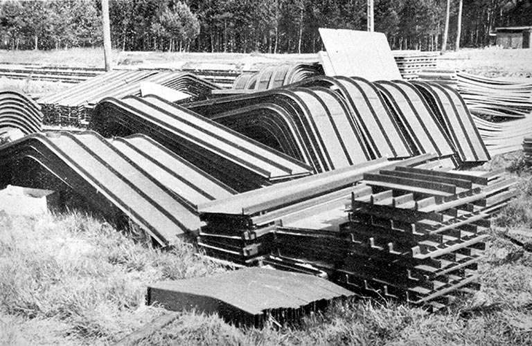 Montage d'un baraquement métallique dans les années 1940 : stockage des tôles. © Jérôme  Mongreville (reproduction) / Région Bourgogne-Franche-Comté, Inventaire du patrimoine - 1993