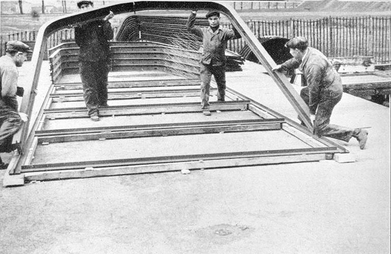 Montage d'un baraquement métallique dans les années 1940 : montage de l'armature. © Jérôme  Mongreville (reproduction) / Région Bourgogne-Franche-Comté, Inventaire du patrimoine - 1993