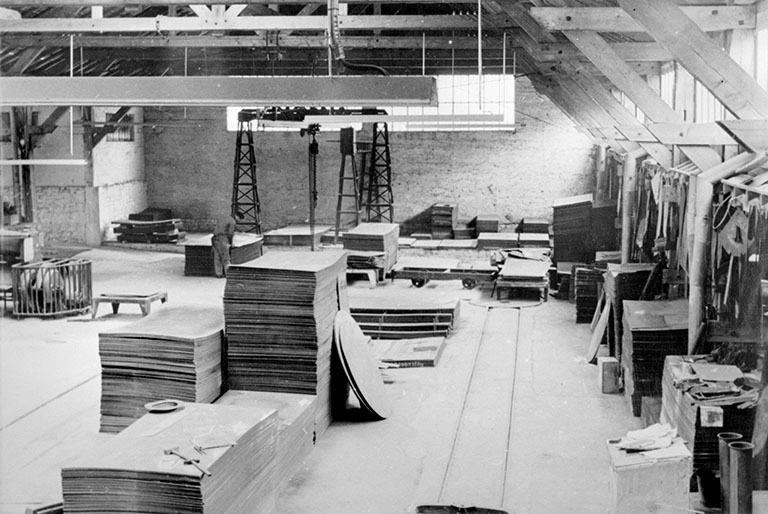 Intérieur de l'entrepôt industriel (J2) avec traçage et découpage. © Jérôme  Mongreville (reproduction) / Région Bourgogne-Franche-Comté, Inventaire du patrimoine - 1993