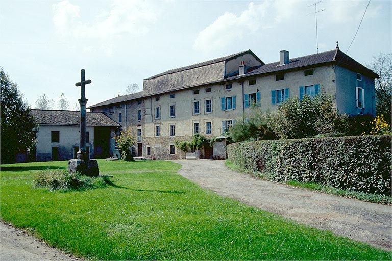 Vue d'ensemble depuis l'entrée de la cour. © Yves Sancey / Région Bourgogne-Franche-Comté, Inventaire du patrimoine - 1993