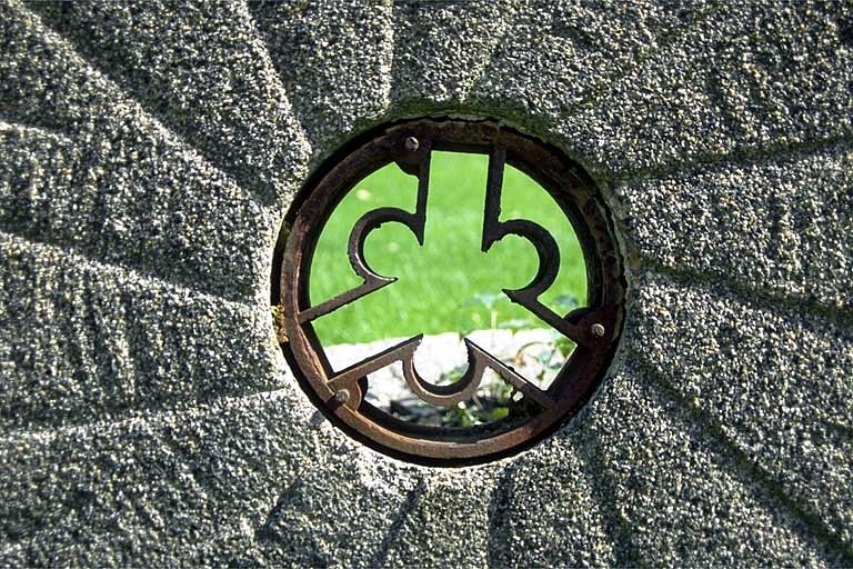 Meule : détail de l'anille. © Yves Sancey / Région Bourgogne-Franche-Comté, Inventaire du patrimoine - 1993