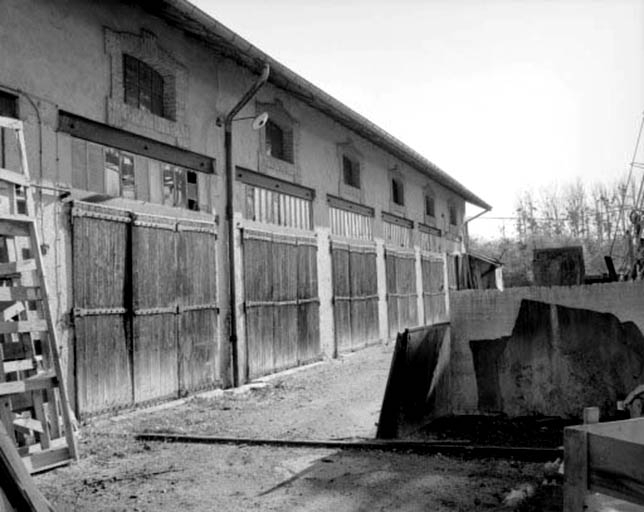 Façade de la scierie, vue de trois quarts gauche. © Yves Sancey / Région Bourgogne-Franche-Comté, Inventaire du patrimoine - 1993