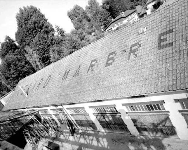 Toiture de la scierie et inscription. © Yves Sancey / Région Bourgogne-Franche-Comté, Inventaire du patrimoine - 1993