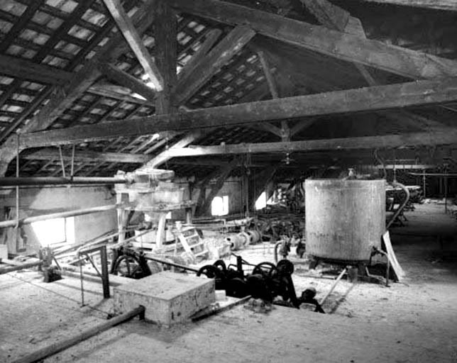 Cuve, système de distribution de la noria et systèmes de descente des châssis multilames dans le comble. © Yves Sancey / Région Bourgogne-Franche-Comté, Inventaire du patrimoine - 1993