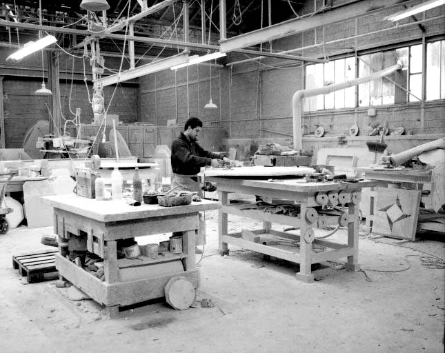 Polissage d'un dessus de meuble. © Yves Sancey / Région Bourgogne-Franche-Comté, Inventaire du patrimoine - 1993