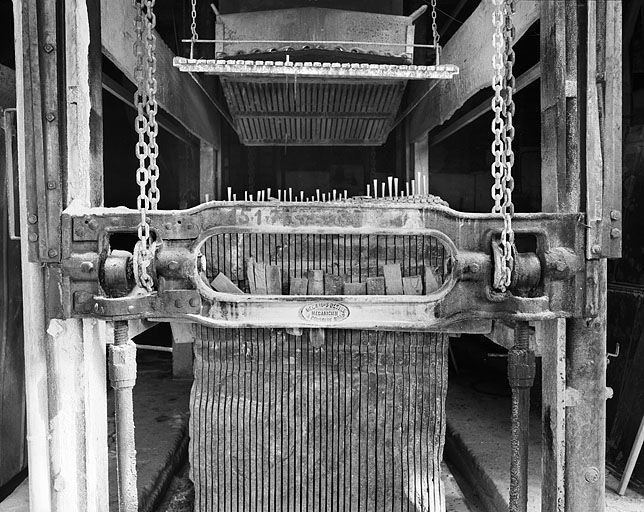 Guide support du châssis porte-lames d'une scie Décamps. © Yves Sancey / Région Bourgogne-Franche-Comté, Inventaire du patrimoine - 1993