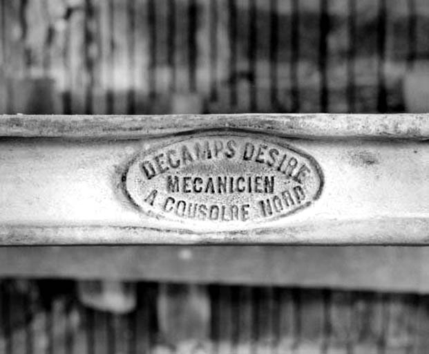 Plaque de constructeur d'une scie Décamps. © Yves Sancey / Région Bourgogne-Franche-Comté, Inventaire du patrimoine - 1993