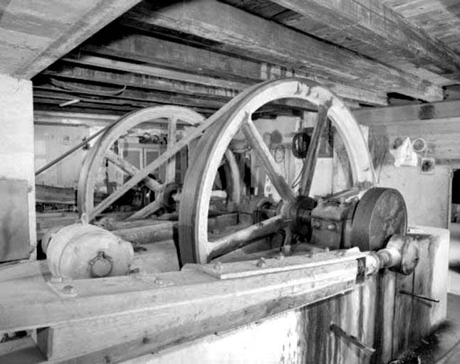 Système d'entraînement : côté moteur.Moteur, volant, manivelle et bielle. © Yves Sancey / Région Bourgogne-Franche-Comté, Inventaire du patrimoine - 1993