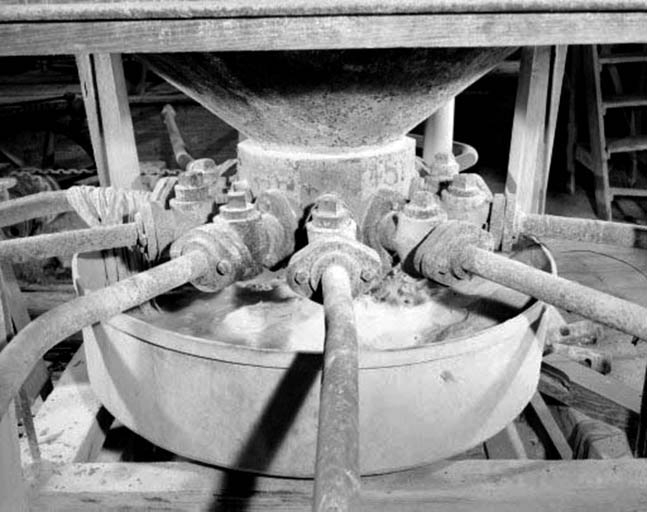 Système de distribution du mélange eau-sable : départ des conduites. © Yves Sancey / Région Bourgogne-Franche-Comté, Inventaire du patrimoine - 1993