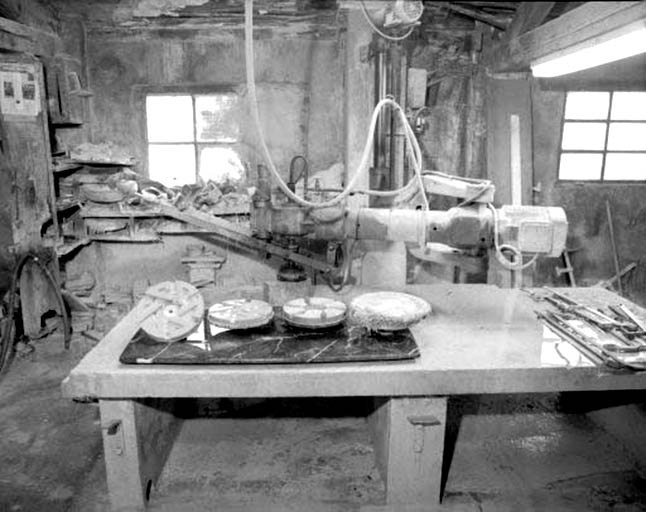 Polissoir à genouillère et ses plateaux. Plateaux à revêtement en carborandum, en acide oxalyque et en cordes. © Yves Sancey / Région Bourgogne-Franche-Comté, Inventaire du patrimoine - 1993