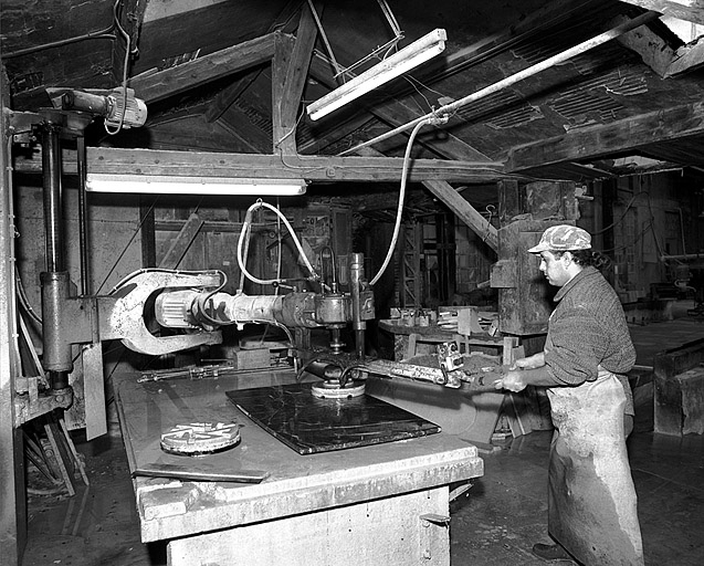 Polissoir en fonctionnement. © Yves Sancey / Région Bourgogne-Franche-Comté, Inventaire du patrimoine - 1993