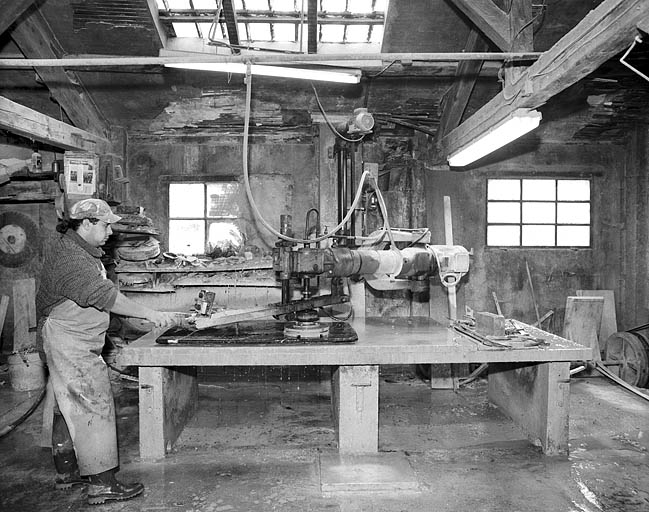 Polissoir en fonctionnement. © Yves Sancey / Région Bourgogne-Franche-Comté, Inventaire du patrimoine - 1993