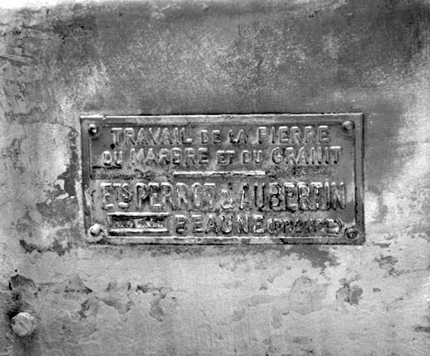 Débiteuse-moulureuse sud : plaque du constructeur. © Yves Sancey / Région Bourgogne-Franche-Comté, Inventaire du patrimoine - 1993