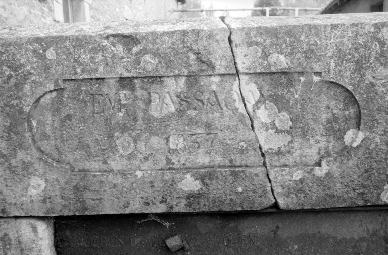 Inscription sur le garde-corps de la passerelle. © Laurent Poupard / Région Bourgogne-Franche-Comté, Inventaire du patrimoine - 1993