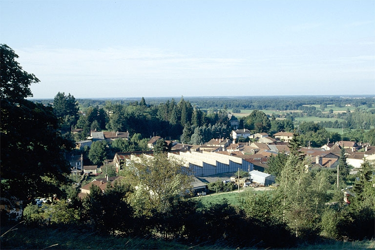 Vue d'ensemble depuis le nord-est. © Laurent Poupard / Région Bourgogne-Franche-Comté, Inventaire du patrimoine - 1993