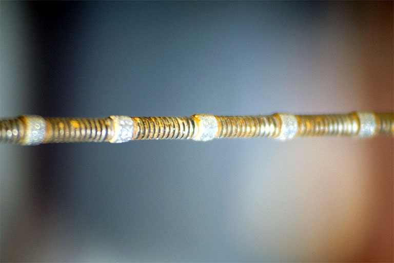 Scie à fil Ravet : détail du fil diamanté. © Laurent Poupard / Région Bourgogne-Franche-Comté, Inventaire du patrimoine - 1993