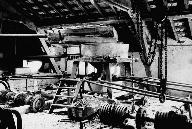 Système de distribution du mélange eau-sable : vue d'ensemble. Distributeur centrifuge surmonté d'un tamis en bois. © Yves Sancey / Région Bourgogne-Franche-Comté, Inventaire du patrimoine - 1993