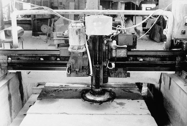 Polissoir est : bâti mobile et plateau de polissage. © Yves  Sancey (reproduction) / Région Bourgogne-Franche-Comté, Inventaire du patrimoine - 1993