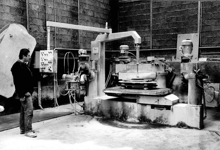 Vue d'ensemble, avec ouvrier. © Yves  Sancey (reproduction) / Région Bourgogne-Franche-Comté, Inventaire du patrimoine - 1993