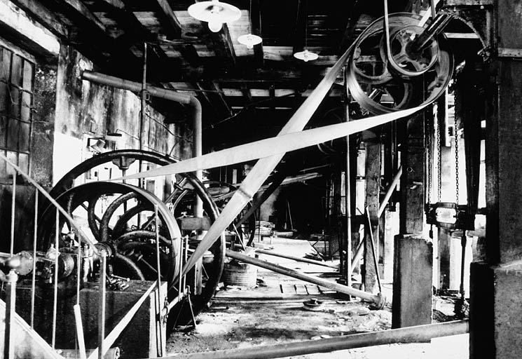 Système d'entraînement : côté transmission. Manivelle et volant d'inertie à droite, bielle au centre. © Yves Sancey / Région Bourgogne-Franche-Comté, Inventaire du patrimoine - 1993