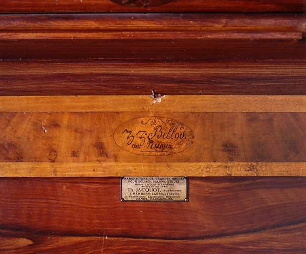 Cartel portant la signature et cartel concernant une restauration. © Jérôme Mongreville / Région Bourgogne-Franche-Comté, Inventaire du patrimoine - 1994